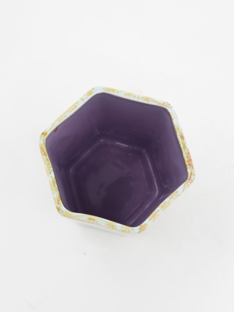 Violetti kuusikulmainen keraaminen kulho ylhäältä